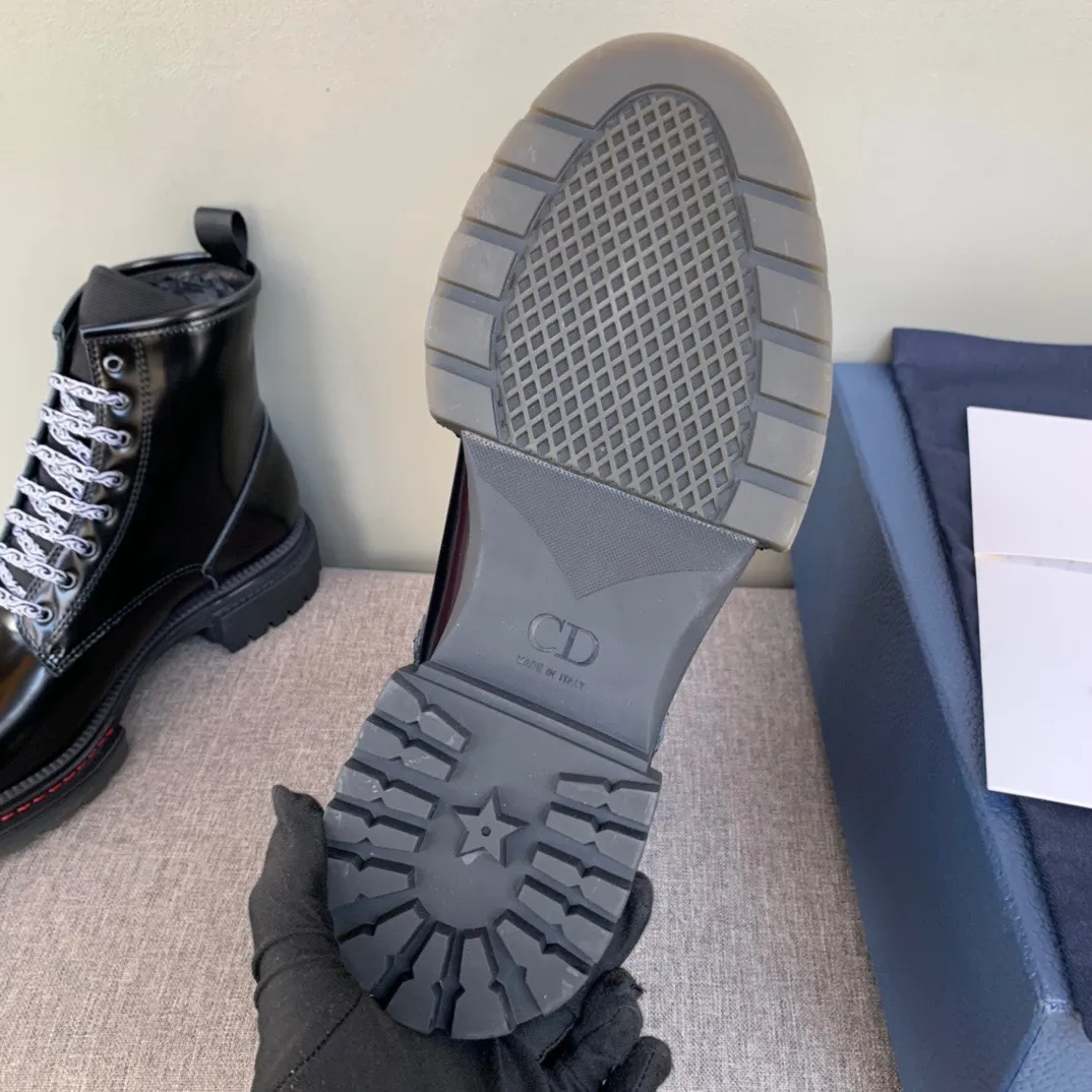 [DIOR] Top P: 1000💰 Number of yards: 39~44 (38.45 custom-made, non-refundable) Dior Dior~ Winter series, original 1:1 development Casual men's leather shoes Heavy investment, shoes and boots are made of imported cowhide + imported Dior special fabric Not easy to deform black cowhide lining Dior large hardware inlay Original TPU vacuum outsole, black cowhide Black open edge beads Military green suede Black suede Khaki suede leather is crafted by a large factory, and the perfect product is only prepared for you who know your taste! Any comparisons are welcome.